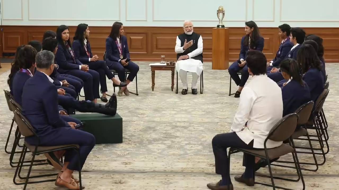ICC Womens World Cup 2025 : पहिल्यांदाच विश्वचषकाला गवसणी घातल्यानंतर PM मोदींचा 'वर्ल्ड चॅम्पियन्स'सोबत संवाद