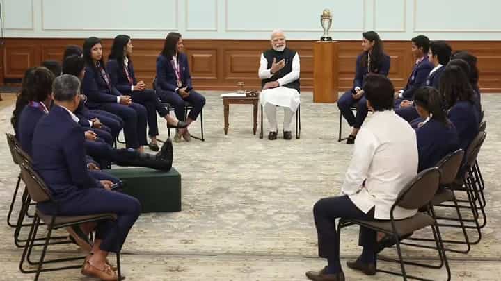 ICC Womens World Cup 2025 : पहिल्यांदाच विश्वचषकाला गवसणी घातल्यानंतर PM मोदींचा 'वर्ल्ड चॅम्पियन्स'सोबत संवाद ICC Womens World Cup 2025 : पहिल्यांदाच विश्वचषकाला गवसणी घातल्यानंतर PM मोदींचा 'वर्ल्ड चॅम्पियन्स'सोबत संवाद