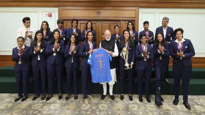 PM Modi Meets Team India : तुमच्या इन्स्टाग्राम बायोमध्ये जय श्री राम...PM मोदींचे हे शब्द ऐकताच समोरची महिला खेळाडू म्हणाला की...