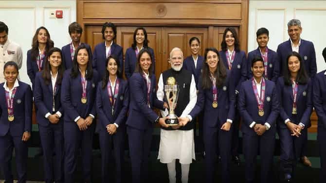 PM Modi Meets Team India : पीएम मोदी महिला संघाला भेटले, पण ICC वर्ल्ड कप ट्रॉफीला का स्पर्श केला नाही?