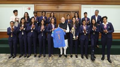 Pm Modi Meet Team India : कमबॅकचं कौतुक, अमनजोतच्या कॅचचा उल्लेख, वर्ल्ड कप विजयानंतर PM मोदींनी खेळाडूंसह काय काय चर्चा केली?