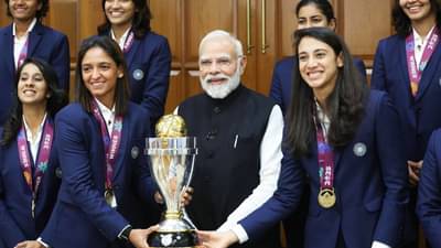 PM Modi : सर, आपके चमकती स्किन का राज क्या है?, विश्वकप विजेत्या महिला क्रिकेटपटूंनी सवाल करताच मोदी हसले; काय सांगितलं गुपित?