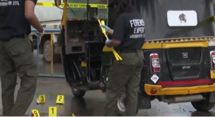 गँगवॉरने पुणे शहर पुन्हा एकदा हादरले आहे. येथील कोंढवा या परिसरात गणेश काळे या रिक्षाचालकाच भर दिवसा गोळ्या घालून खून करण्यात आला आहे. 