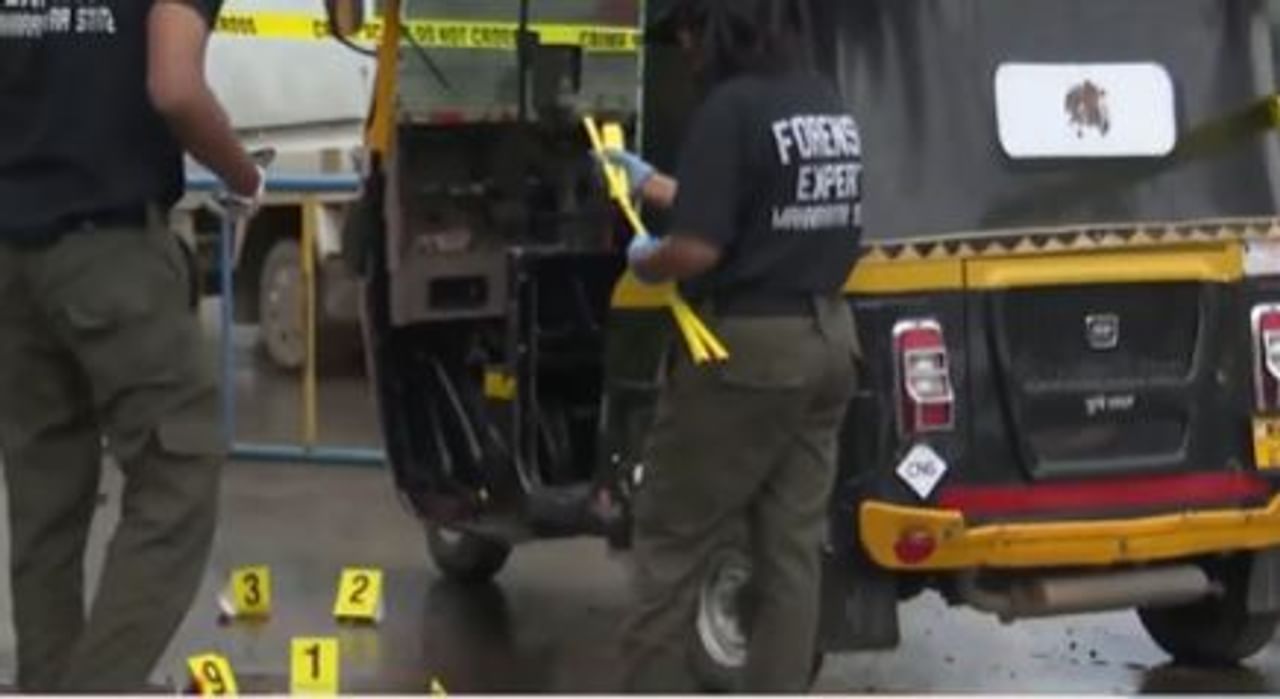 गँगवॉरने पुणे शहर पुन्हा एकदा हादरले आहे. येथील कोंढवा या परिसरात गणेश काळे या रिक्षाचालकाच भर दिवसा गोळ्या घालून खून करण्यात आला आहे. 