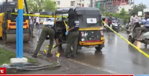 पुण्यात भर पावसात तीन ते चार जणांनी गणेश काळे यांच्यावर धाडधाड गोळ्या घातल्या आहेत. गोळ्या घालून गणेश यांच्यावर पुन्हा कोयत्यानेही वार करण्यात आले आहेत.