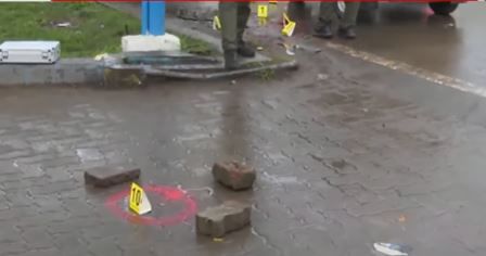 दरम्यान, रस्त्यावरच झालेल्या या हल्ल्यामुळे सगळीकडे खळबळ उडाली आहे. या हत्येनंतर पावसाच्या पाण्यात सगळीकडे रक्त दिसत होते. 