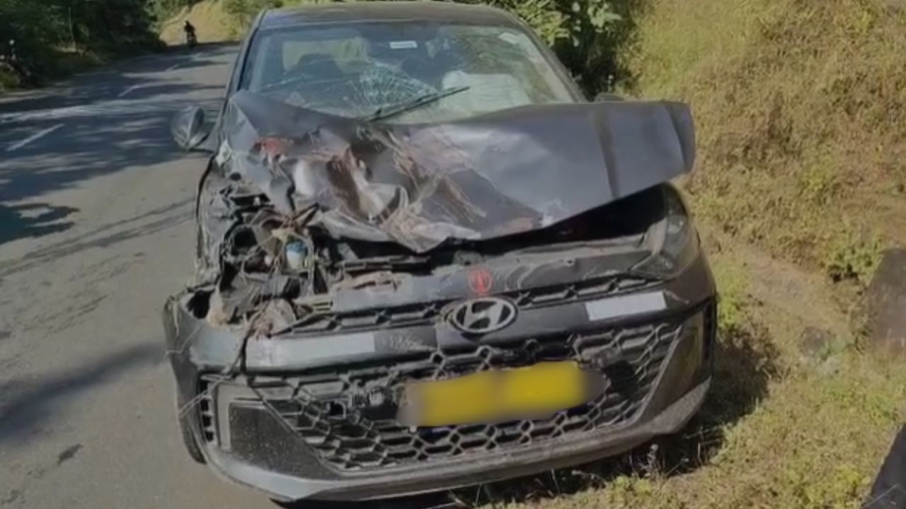 पहिला अपघात जव्हार येथून पालघर डेपोची बस घाटात उतरत असताना समोर येणारी फोर व्हीलर दुसऱ्या वाहनाला ओरटेक करून बस समोर आल्यानेझाला आहे. या अपघातातील प्रवासी सुखरूप आहेत.