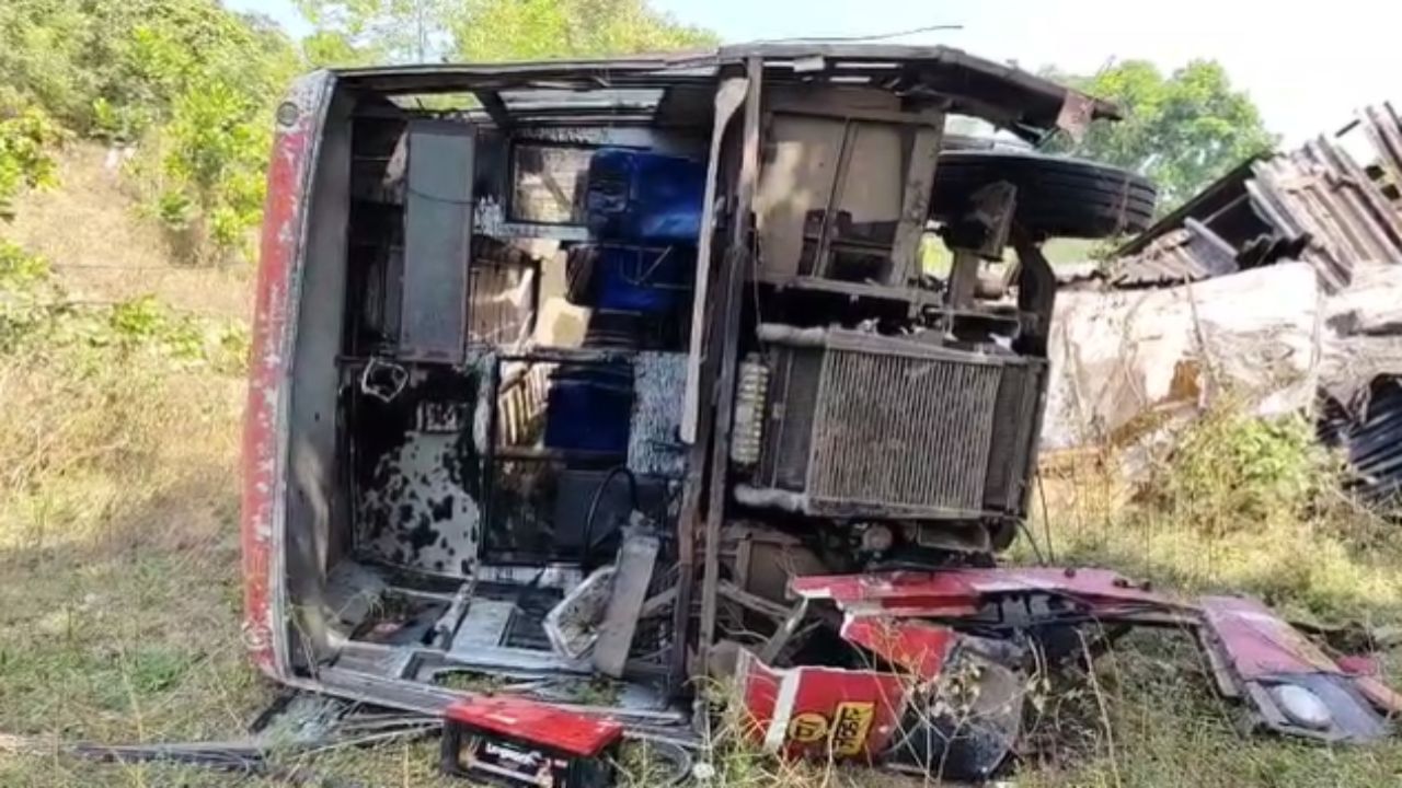 या बसमध्ये आयटीआयचे विद्यार्थी, महाविद्यालय विद्यार्थी आणि इतर प्रवासी प्रवास करत होते, यातील 20 जण जखमी झाले आहे. एका प्रवाशाला जास्त दुखापत झाल्याने नाशिक येथे उपचारासाठी पाठविण्यात आले आहे. तर एका विध्यार्थीनीला डहाणू येथे दाखल करण्यात आले आहे