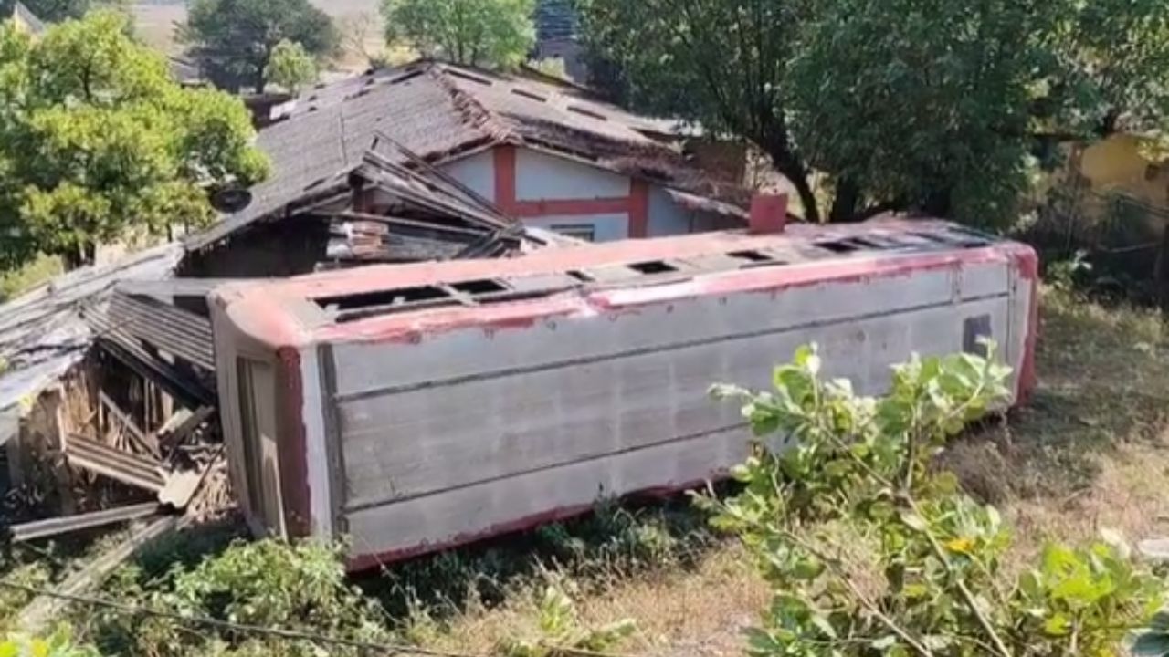 हा अपघात कसा झाला या बाबत डायव्हर सुभाष गावित यांनी सांगितले की, 'गाडी उतारावर असताना आवाज झाला म्हणून मी ब्रेक मारण्याचा प्रयत्न केला, मात्र ब्रेक लागला नाही त्यामुळे गाडी एका बाजूने जाऊन कोसळली.' ही बस एका पडक्या घरावर कोसळली आहे, या ठिकाणी कोणी राहत नसल्याने मोठे नुकसान टळले आहे. 