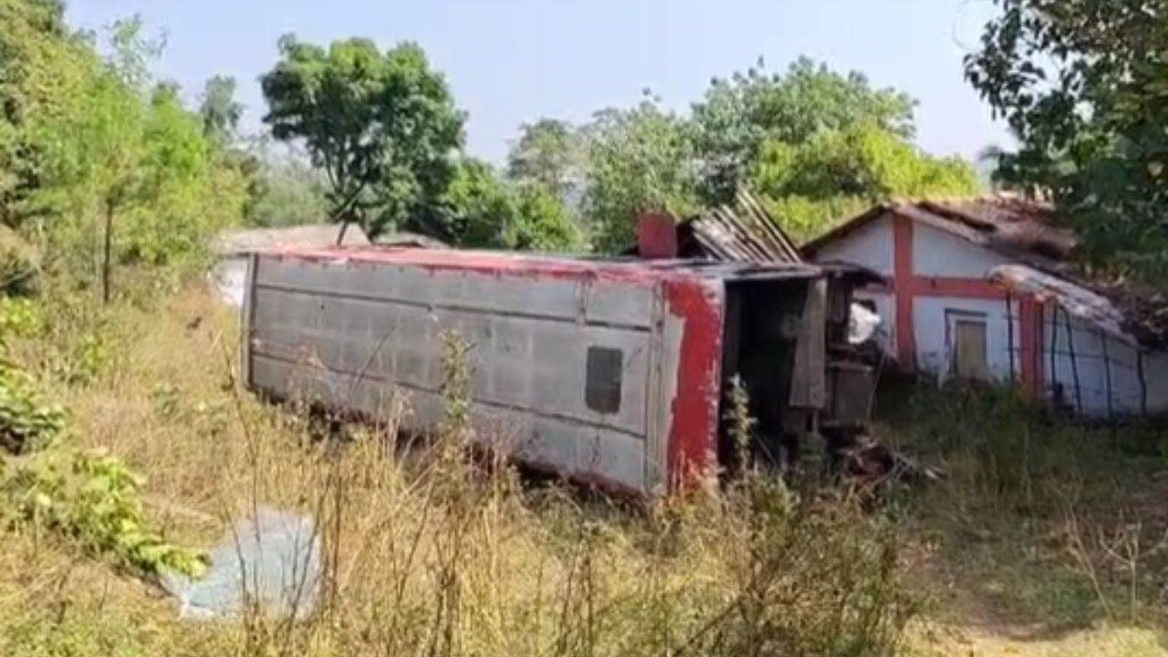 दुसरा अपघात हा जव्हार पासून दोन किलोमीटर चौथायची वाडी या बस स्टॉप जवळ जव्हार-ऐना एसटी बसला झाला. बस रस्त्यांच्या खाली कोसळली आहे, या अपघातात 20 प्रवासी जखमी झाले आहेत. त्यांच्यावर रुग्णालयात उपचार सुरु आहेत. 
