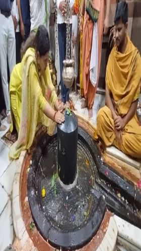 पंकजा मुंडे वैद्यनाथाच्या चरणी नतमस्तक