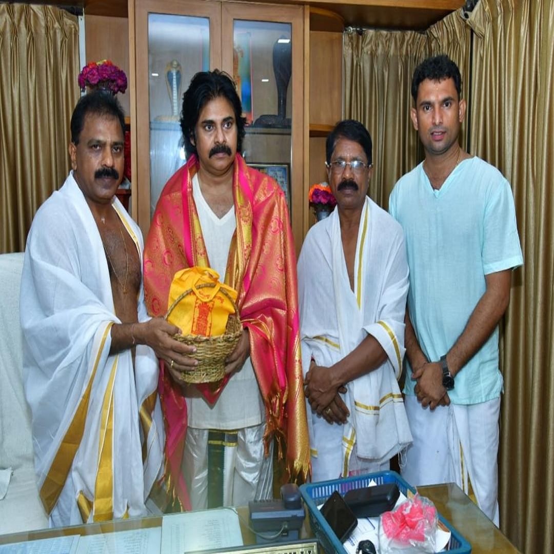 पवन कल्याण - दक्षिण भारतीय चित्रपटसृष्टीचे सुपरस्टार आणि आंध्र प्रदेशचे उपमुख्यमंत्री पवन कल्याण यांची देवावर गाढ श्रद्धा आहे. त्यांनी कुक्के सुब्रमण्य स्वामी मंदिरालाही भेट दिली आहे. त्यांनी 2022 मध्ये मंदिराला भेट दिली होती.