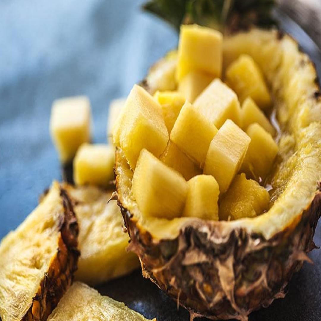 अननस :  अननस हे संवेदनशील फळ आहे. हिवाळ्यात जास्त प्रमाणात हे फळ खाल्ले तर घसा खवखवणे, तोंड येणे किंवा ऍलर्जी अशा समस्या निर्माण होऊ शकतात. हिवाळ्यात त्याचे जास्त सेवन केल्याने रोगप्रतिकारक शक्तीवर परिणाम होऊ शकतो