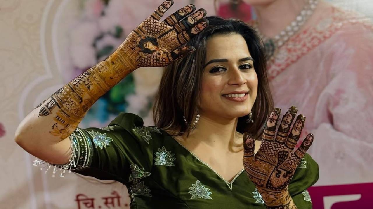 डिसेंबर महिन्यात प्राजक्ता आणि शंभुराजचा विवाहसोहळा पार पडणार आहे. त्यापूर्वी प्राजक्ताचा घाणा आणि बांगड्यांचा कार्यक्रम पार पडला. लग्नापूर्वीच्या विविध विधींचे फोटो आणि व्हिडीओ प्राजक्ताच्या इन्स्टाग्राम अकाऊंटवर पहायला मिळत आहेत.