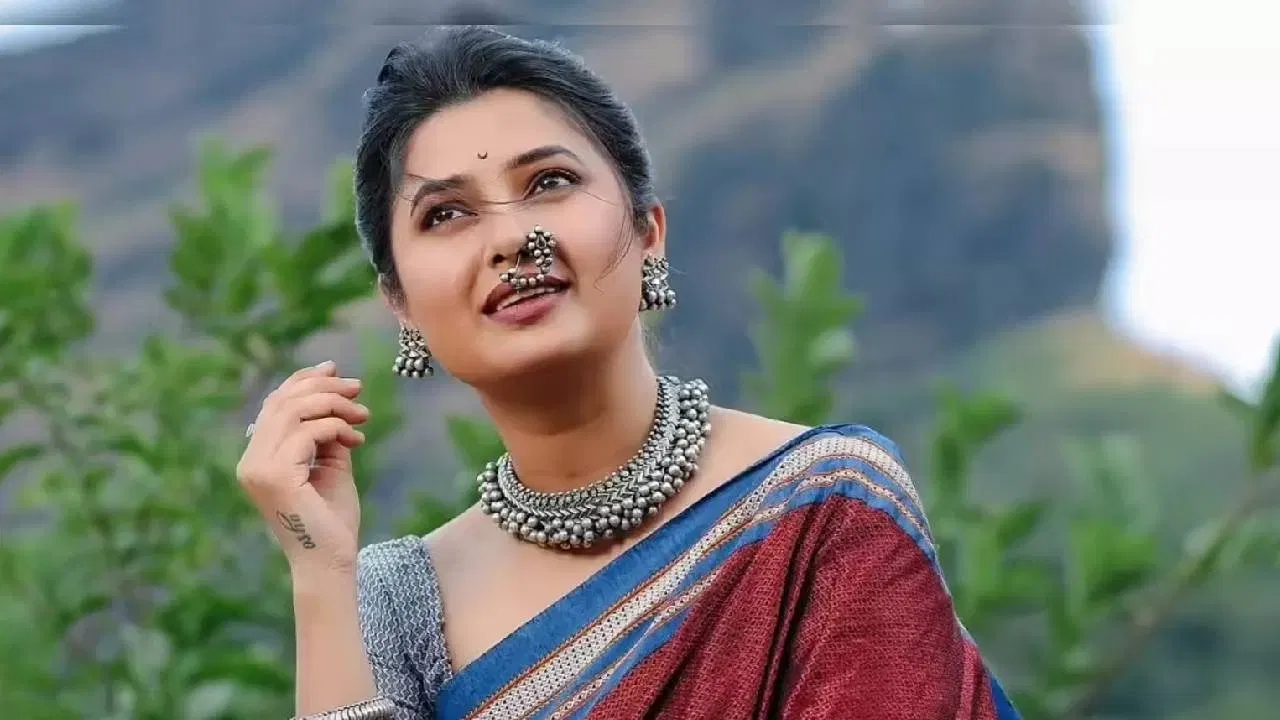 सध्या सोशल मीडियावर प्राजक्ताची ही पोस्ट तुफान व्हायरल झाली आहे. प्राजक्ताची स्टोरी पाहून प्राजक्ता नेमकी निघाली कुठे? असा प्रश्न चाहत्यांना पडला आहे. अनेकांनी ती परदेशात जात असल्याचा अंदाज लावला आहे, तर काहींनी बंगळुरूला आश्रमात जात असेल असे म्हटले. तर काहींनी प्राजक्ताची नवी देवदर्शन यात्रा सुरू झाली असावी असा अंदाज लावला आहे.