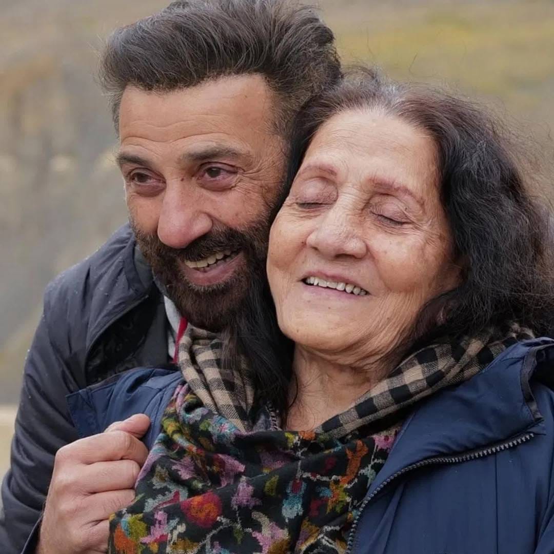 चित्रपट सृष्टीत पाऊल ठेवल्यानंतर हेमा मालिनीवर ते फिदा झाले. त्यांनी प्रकाश कौर यांच्यासोबत लग्न न मोडता हेमा मालिनी बरोबर दुसरं लग्न केलं. धर्मेंद्र यांनी हेमा मालिनीशी लग्न केलं. तेव्हा त्यांचा मोठा मुलगा सनी देओल 24 वर्षांचा होता. सनीला आपल्या वडिलांचा हा निर्णय अजिबात आवडला नव्हता. सनी देओल इतका रागात होता की, त्याने हेमा मालिनी यांच्यावर हल्ला केल्याच बोललं जातं. 