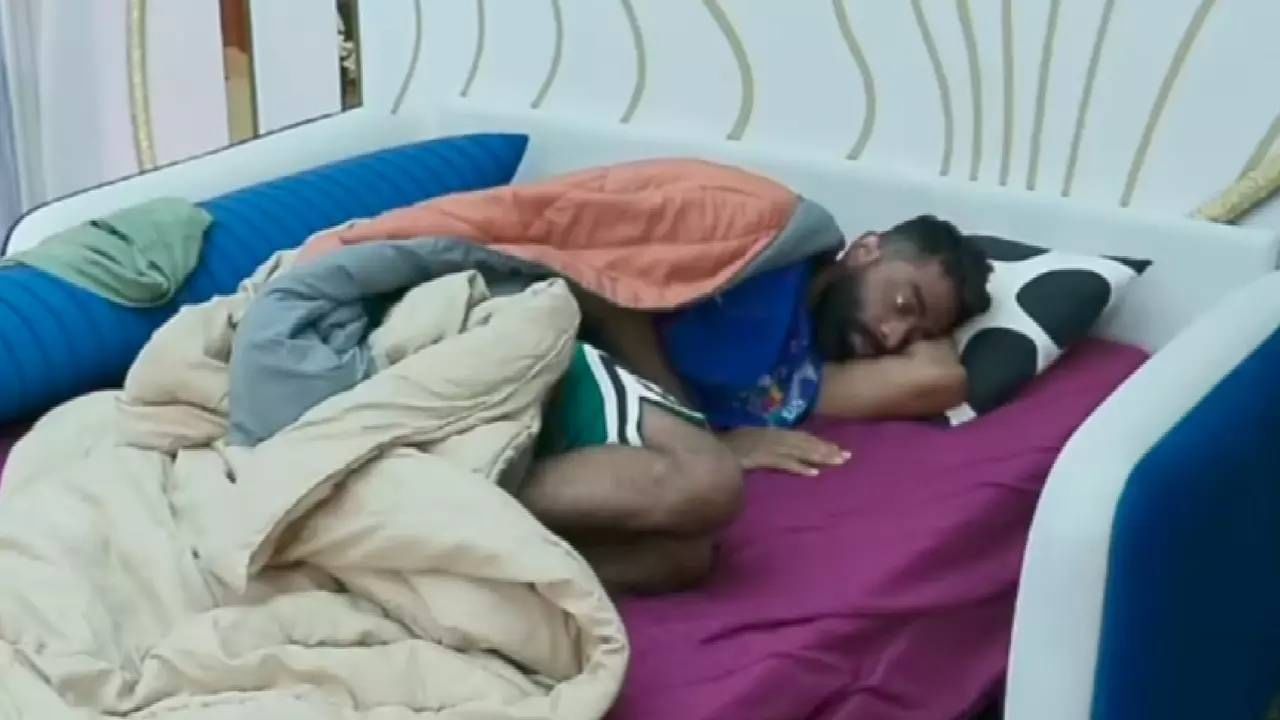 Bigg Boss 19 मध्ये प्रणित मोरेची प्रकृती बिघडली, चालताही येईना; समोर आला व्हिडीओ Bigg Boss 19 मध्ये प्रणित मोरेची प्रकृती बिघडली, चालताही येईना; समोर आला व्हिडीओ