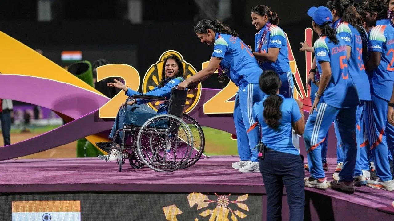 प्रतिकाचा वर्ल्ड कप स्पर्धेत भारताच्या मुख्य संघात होती. मात्र प्रतिकाला उपांत्य फेरीआधी दुखापत झाली. प्रतिकाला दुखापतीमुळे या स्पर्धेतून बाहेर व्हावं लागलं. प्रतिकाच्या जागी शफाली वर्माला संधी देण्यात आली. तसेच आयसीसीच्या नियमांनुसार, मुख्य संघातील खेळाडूंना दिलं जातं. प्रतिकाच्या जागी शफालीला संधी मिळाली. त्यामुळे प्रतिकाला मेडल मिळालं नाही. (PHOTO CREDIT : PTI)