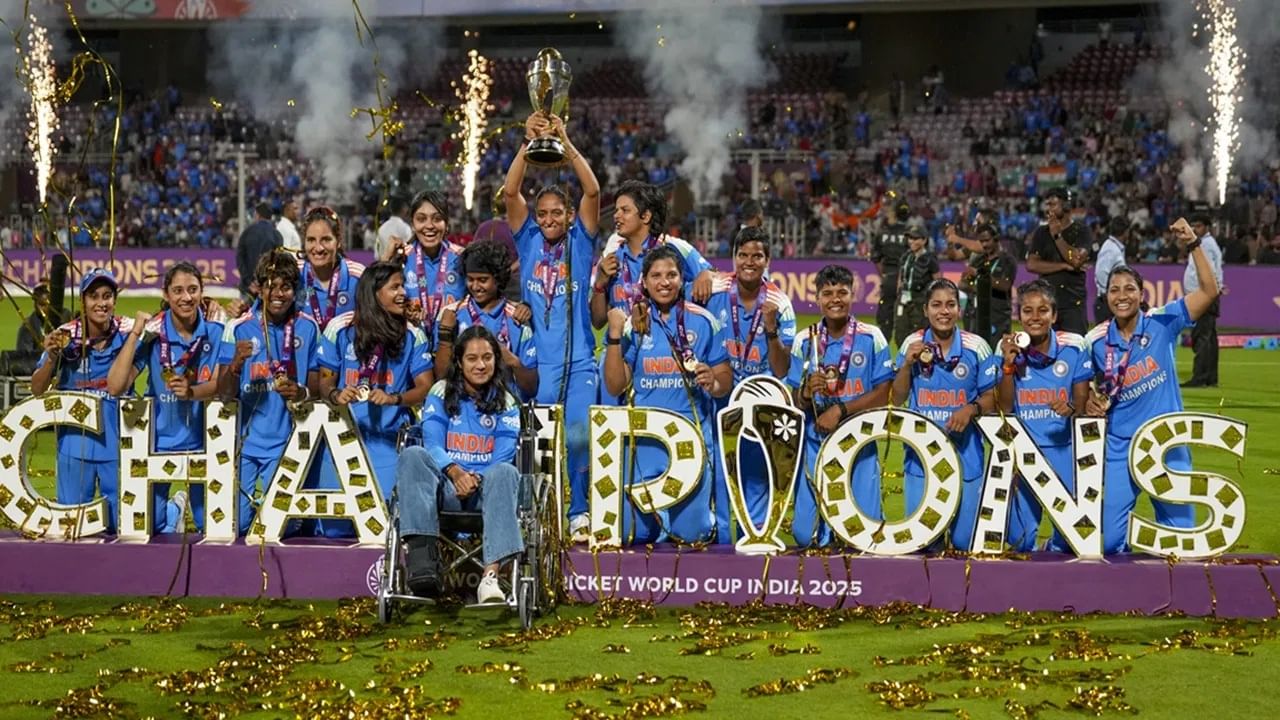 टीम इंडिया विरुद्ध दक्षिण आफ्रिका यांच्यातील अंतिम सामन्याला रेकॉर्डब्रेक व्हीव्यूज मिळाले. या सामन्याला जवळपास 21 कोटी व्हीव्यूज मिळाले. जवळपास इतकेच व्हीव्यूज टी 20I वर्ल्ड कप 2024 च्या फायलनला मिळाले होते. (Photo Credit : PTI)