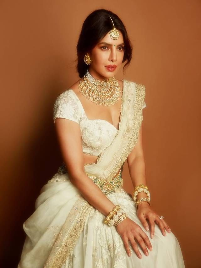 'देसी गर्ल'चे फोटो पाहून तुम्ही गिरीजा ओकलाही विसराल!