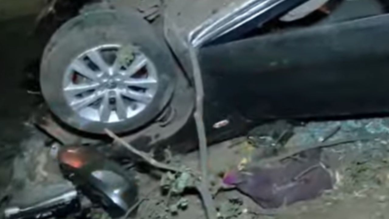 पुण्याच्या नवले पुलावर भीषण अपघात, दोन ट्रक अन् कारच्या अपघातात 8 जणांचा मृत्यू पुण्याच्या नवले पुलावर भीषण अपघात, दोन ट्रक अन् कारच्या अपघातात 8 जणांचा मृत्यू