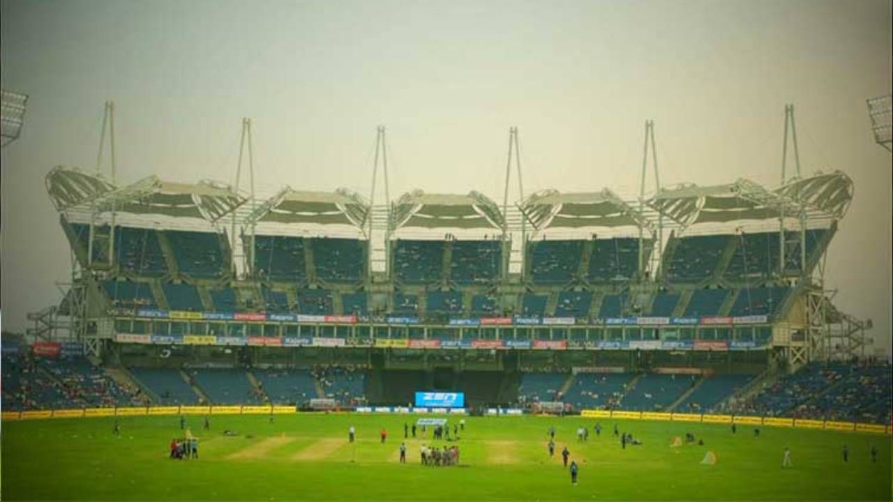 रॉयल चॅलेंजर्स बंगळुरु पुण्यातील एमसीए मैदान आता होमग्राउंड म्हणून वापरण्याची शक्यता आहे.  हे मैदान महाराष्ट्र क्रिकेट असोसिएशनच्या अंतर्गत येते.  त्यामुळे  आयपीएल 2026 स्पर्धेत आरसीबी पुण्यात खेळेल, जवळपास निश्चित आहे. टाईम्स ऑफ इंडियामधील वृत्तानुसार, आरसीबी आयपीएल 2026 साठी पुण्यातील महाराष्ट्र क्रिकेट असोसिएशन स्टेडियमला ​​आपले होम ग्राउंड बनवू शकते.  (Photo: PTI)