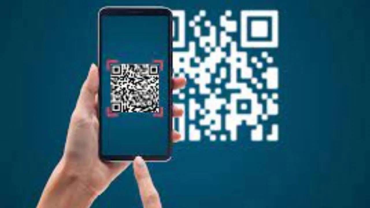 त्यानंतर मासाहिरो हारा यांनी एक नवीन 2D कोड विकसित करण्याचा निर्णय घेतला, जो आडव्या आणि उभ्या दोन्ही रेषांमध्ये माहिती साठवेल. यात बारकोडपेक्षा जास्त माहिती असेल. म्हणूनच त्यांनी याला चौरस आकार देत, उजवीकडून डावीकडे आणि वरपासून खालपर्यंत धावणाऱ्या रेषा त्यामध्ये वापरल्या.