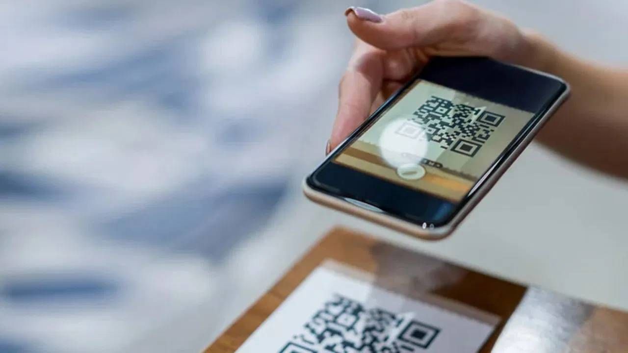 पण एक काळ असा होता, जेव्हा लोकांना असं वाटत होतं की क्यूआर कोडचं युग संपलं आहे. मात्र असं असलं तरी चीनमध्ये स्मार्टफोनच्या वाढत्या वापरामुळे क्यूआर कोड पुन्हा जिवंत झाले आणि ते सर्वत्र पुन्हा  वापरण्यास सुरुवात झाली.