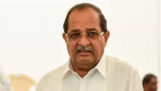 आधी कर्जमाफीवरून शेतकऱ्यांना डिवचलं, अंगाशी आल्यावर यूटर्न...विखे पाटील म्हणतात, एखाद्या...