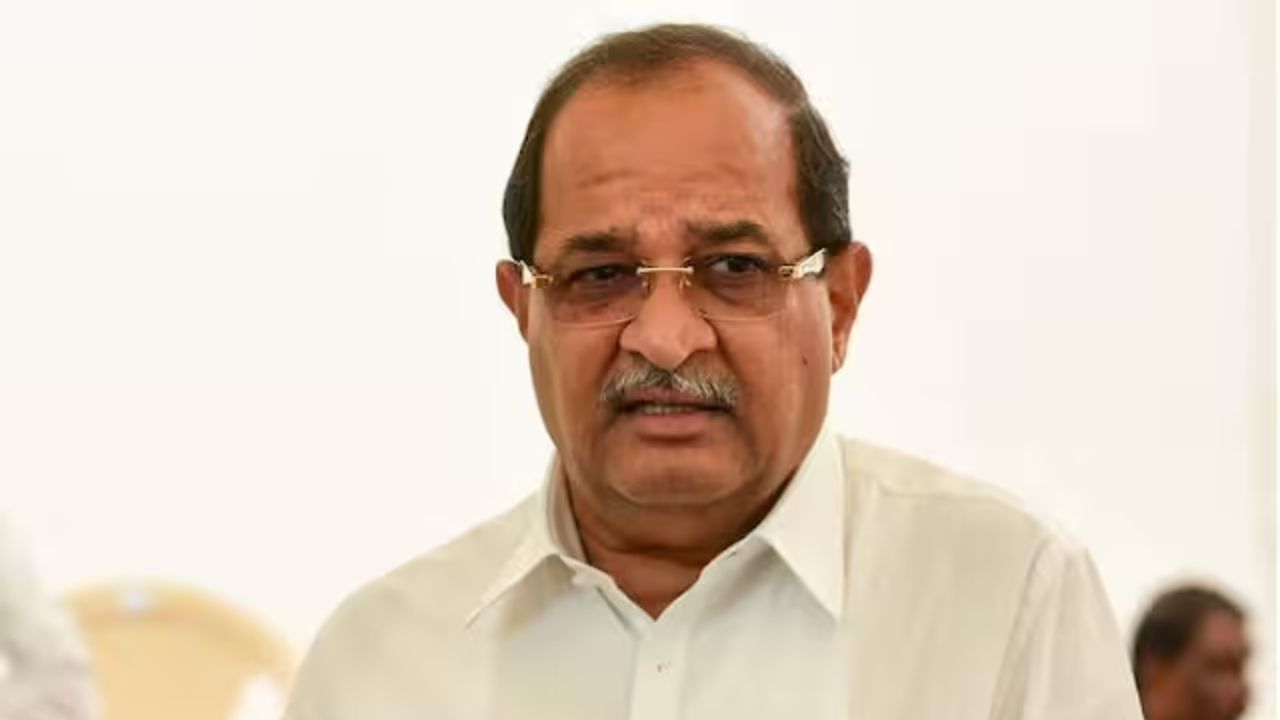 आधी कर्जमाफीवरून शेतकऱ्यांना डिवचलं, अंगाशी आल्यावर यूटर्न...विखे पाटील म्हणतात, एखाद्या...