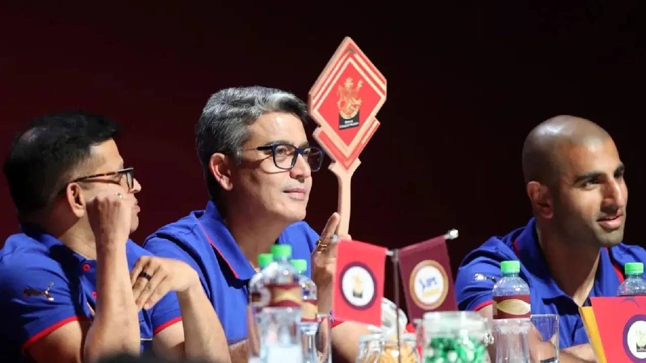 आरसीबीकडे फक्त 6+2 जागा शिल्लक आहेत. आयपीएलच्या नियमांनुसार, एका संघात फक्त 8 परदेशी खेळाडूंना परवानगी आहे. आरसीबीकडे आधीच फिल साल्ट, जोश हेझलवूड, नुवान तुषारा, टिम डेव्हिड, रोमारियो शेफर्ड आणि जेकब बेथेल परदेशी खेळाडू आहेत.  आरसीबीला लिलावाद्वारे फक्त दोन परदेशी खेळाडू खरेदी करण्याची परवानगी आहे. (Photo: IPL/RCB/TV9 Kannad वरून)