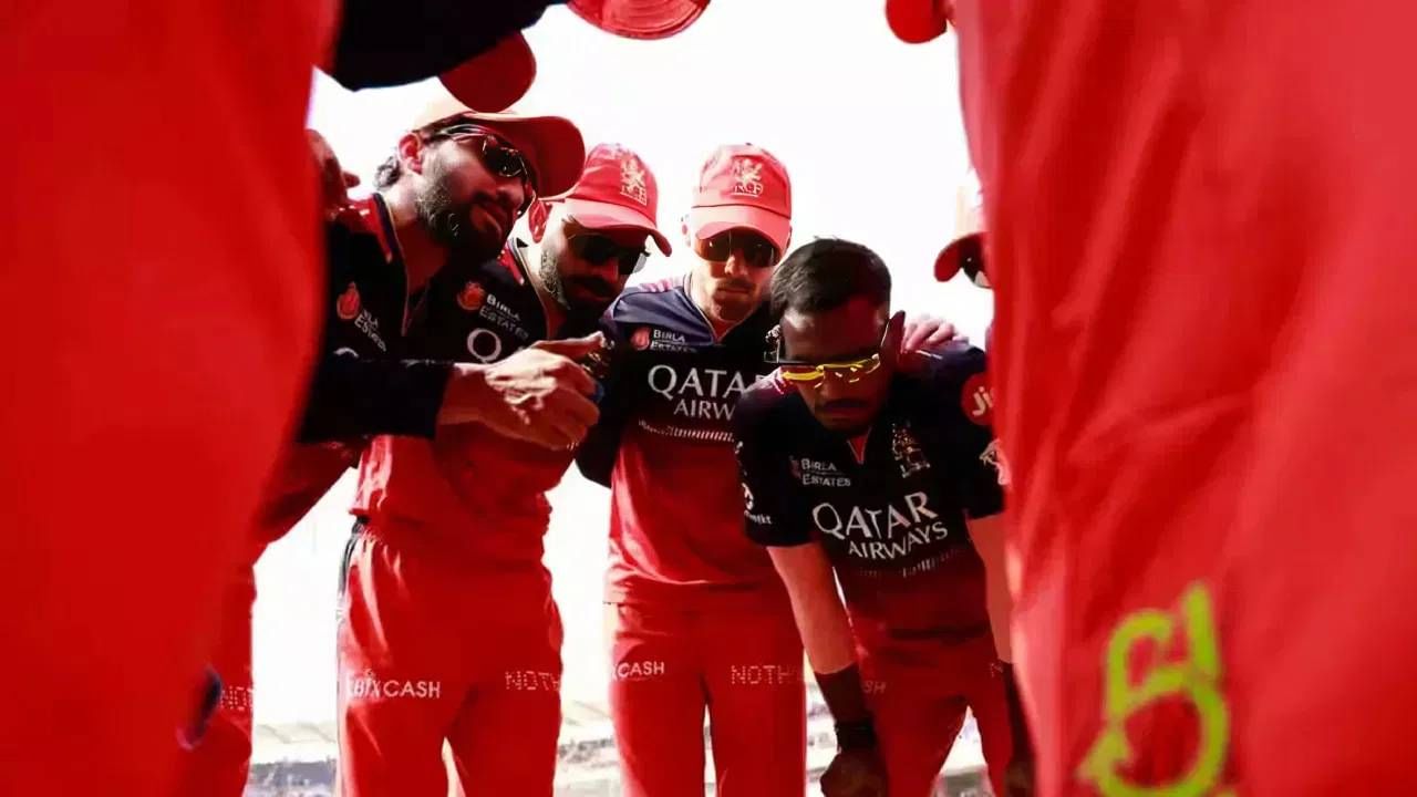 आरसीबी आयपीएलच्या मिनी लिलावात 16.40  कोटी रुपयांसह सहभागी होईल.  या रकमेतून रॉयल चॅलेंजर्स बंगळुरू फ्रँचायझी एकूण 8 खेळाडू खरेदी करू शकते. आयपीएलच्या नियमांनुसार, एका संघात जास्तीत जास्त 25 खेळाडू असू शकतात. (Photo: IPL/RCB/TV9 Kannad वरून)