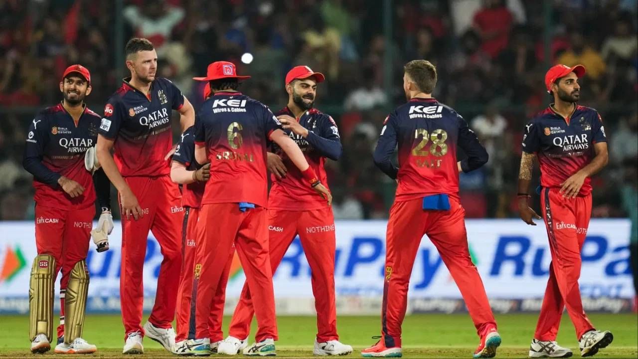 आयपीएल 2026 स्पर्धेपूर्वी फ्रेंचायझींची खेळाडूंसाठी जुळवाजुळव सुरु झाली आहे. दुसरीकडे रॉयल चॅलेंजर्स बंगळुरु संघाचं टेन्शन भलत्याच कारणामुळे  वाढलं आहे. कारण होमग्राउंड चिन्नास्वामी स्टेडियममध्ये सामने खेळणं कठीण आहे. त्यामुळे आयपीएलच्या 19व्या पर्वापूर्वी आरसीबीने नव्या मैदानाची शोधाशोध सुरु आहे.   (Photo: PTI)