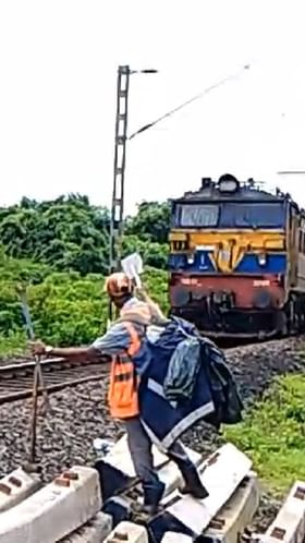 रत्नागिरी- मांडवी एक्स्प्रेसच्या इंजिनमध्ये बिघाड.