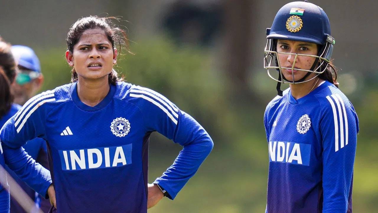 राधा यादवला दिल्ली कॅपिटल्सने रिलीज केलं होतं. त्यामुळे 30 लाखांच्या बेस प्राईसवर लिलावात उतरली होती. गुजरात जायंट्सने तिच्यासाठी पहिल्यांदा बोली लावली. त्यानंतर गुजरात आणि आरसीबीत चढाओढ सुरु झाली. अखेर आरसीबीने 65 लाख मोजून तिला संघात घेतलं. राधा यादवमुळे आरसीबीला फिरकी गोलंदाज आणि खालच्या फळीत फलंदाजीसाठी एक खेळाडू मिळाला आहे. (PHOTO CREDIT- PTI)