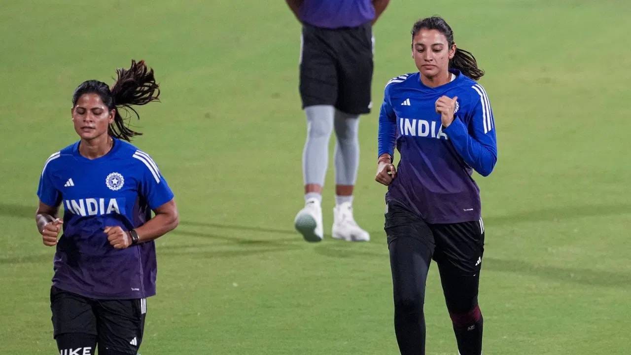 भारतीय महिला क्रिकेटला गेल्या काही वर्षात चांगले दिवस आले आहेत. त्यात वुमन्स प्रीमियर लीग स्पर्धेमुळे खेळाडूंचा भावही वधारला आहे. दुसरीकडे, स्मृती मंधानाच्या वैयक्तिक आयुष्यात उलथापालथ झाली आहे. लग्न पुढे ढकललं असताना सोशल मीडियावर अफवांचं पेव फुटलं आहे. स्मृती मंधानाची खास मैत्रीण आणि फिरकीपटू राधा यादवने पलाश मुच्छलला अनफॉलो केलं आहे. त्यामुळे नक्कीच काही तरी झाल्याच्या चर्चांना उधाण आलं आहे. (PHOTO CREDIT- PTI)