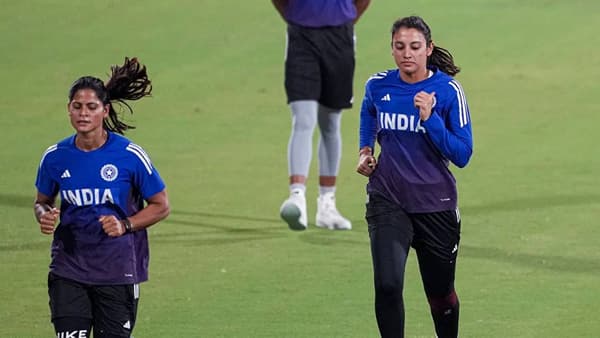 भारतीय महिला क्रिकेटला गेल्या काही वर्षात चांगले दिवस आले आहेत. त्यात वुमन्स प्रीमियर लीग स्पर्धेमुळे खेळाडूंचा भावही वधारला आहे. दुसरीकडे, स्मृती मंधानाच्या वैयक्तिक आयुष्यात उलथापालथ झाली आहे. लग्न पुढे ढकललं असताना सोशल मीडियावर अफवांचं पेव फुटलं आहे. स्मृती मंधानाची खास मैत्रीण आणि फिरकीपटू राधा यादवने पलाश मुच्छलला अनफॉलो केलं आहे. त्यामुळे नक्कीच काही तरी झाल्याच्या चर्चांना उधाण आलं आहे. (PHOTO CREDIT- PTI)