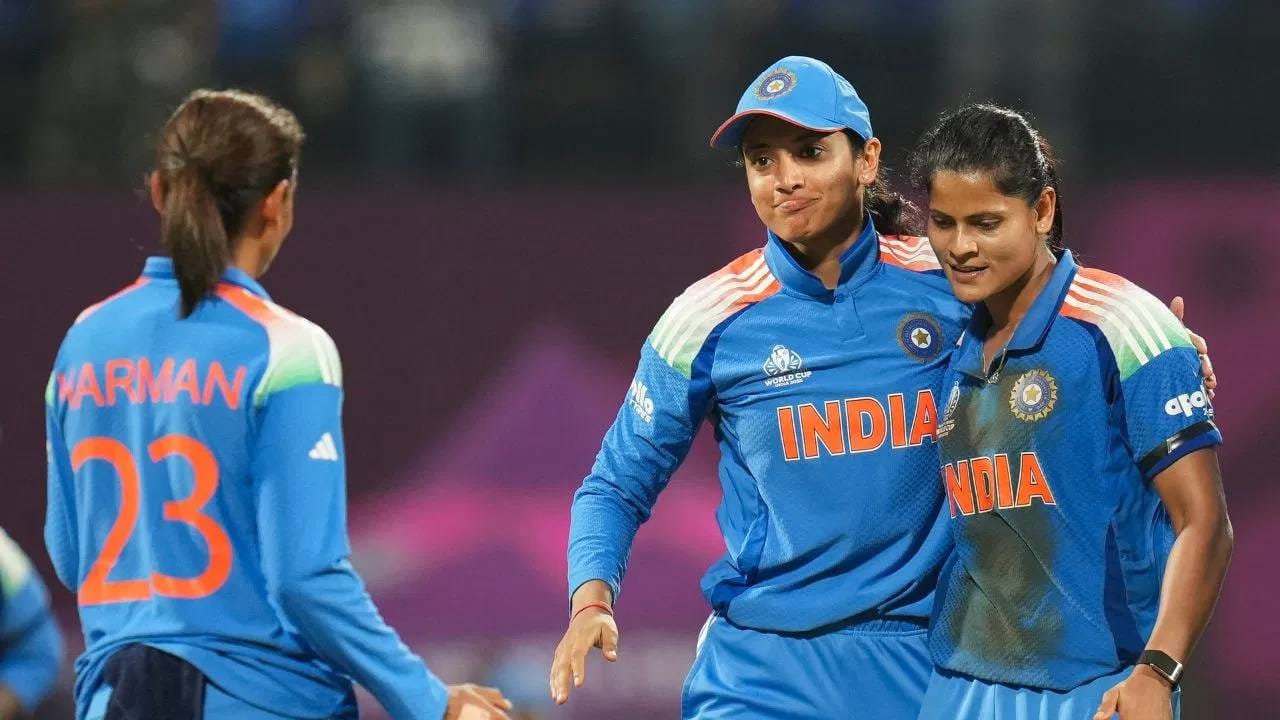 राधा यादव वुमन्स प्रीमियर लीग स्पर्धेत आतापर्यंत 20 सामने खेळली आहे. यात तिने 14 विकेट घेतल्या आहेत. तसेच 74 धावाही केल्या आहे. दुसरीकडे, टीम इंडियासाठी राधा यादव 14 वनडे आणि 89 टी20 सामने खेळली आहे. (PHOTO CREDIT- PTI)