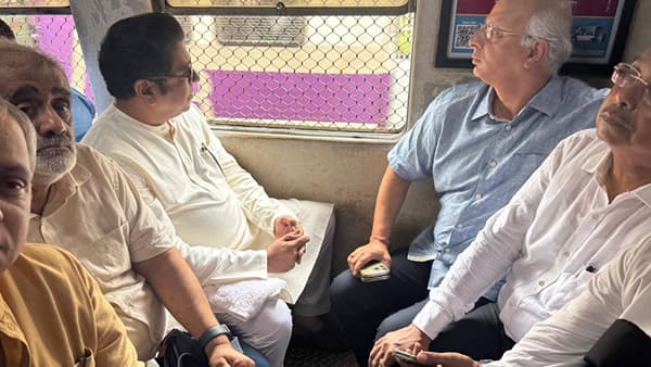 मुंबईत आज 'सत्याचा मोर्चा' काढण्यात येणार असून यासाठी जंगी तयारी करण्यात आली आहे. अगदी काही वेळातच या मोर्चाला सुरूवात होईल. मोर्चात सहभागी होण्यासाठी मोठ्या संख्येने लोक जमत आहेत.