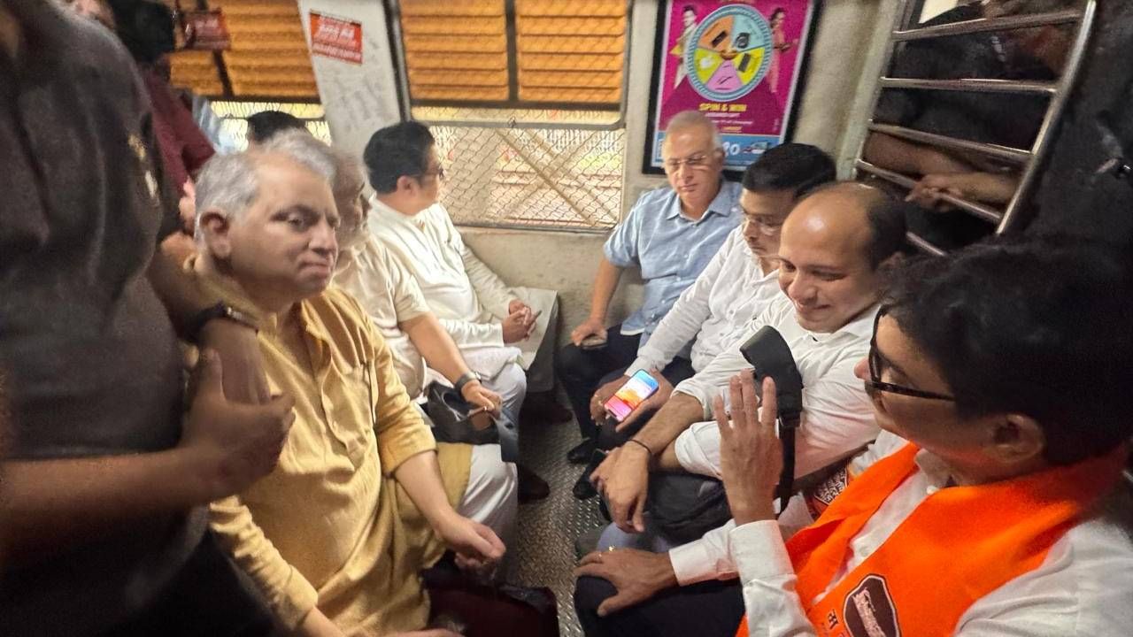 सर्वत्र बॅनर आणि पोस्टर्स आणि सर्वपक्षीय झेंडे लावून जोरदार वातावरण निर्मिती करण्यात आलीये. मुंबईमध्ये ठिकठिकाणी सर्वपक्षीय झेंडे हे बघायला मिळत आहेत. 