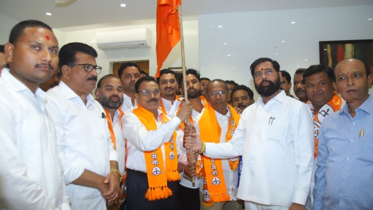 मोठी बातमी! एकनाथ शिंदेंचा उद्धव ठाकरेंना पुन्हा दणका, 45 वर्षे सोबत असलेला शिलेदार फोडला