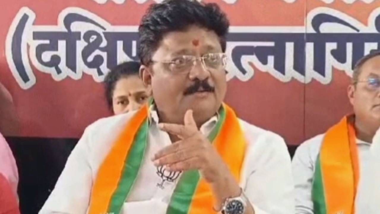 शेवटी बाप हा बापच असतो... मुलीसाठी बापाने थेट पक्षच सोडला... पोरीच्या डोळ्यात पाणी; तुमचेही डोळे येतील भरून शेवटी बाप हा बापच असतो... मुलीसाठी बापाने थेट पक्षच सोडला... पोरीच्या डोळ्यात पाणी; तुमचेही डोळे येतील भरून