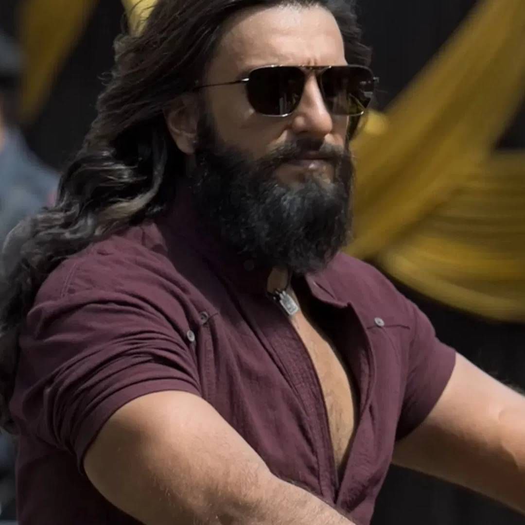 बॉलिवूडमध्ये आतापर्यंत अनेक मल्टीस्टारर चित्रपट येऊन गेले. हे चित्रपट प्रेक्षकांना आवडले सुद्धा. फॅन्सना एकाचवेळी अनेक स्टार्स एकाचवेळी पडद्यावर पहायला आवडतं. त्याचा चित्रपटाला फायदा सुद्धा होतो. आता अजून एक मल्टीस्टारर सिनेमा थिएटरमध्ये रिलीज होण्यासाठी तयार आहे. डिसेंबरमध्ये हा धमाका होणार आहे.  