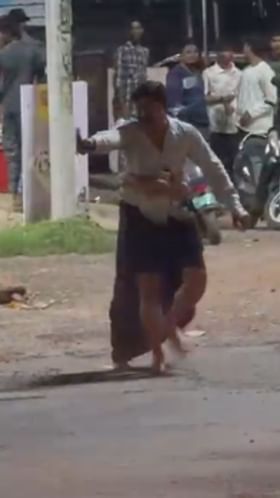 Video: रत्नागिरीत हातात कोयता घेऊन तरुणाचा धिंगाणा.