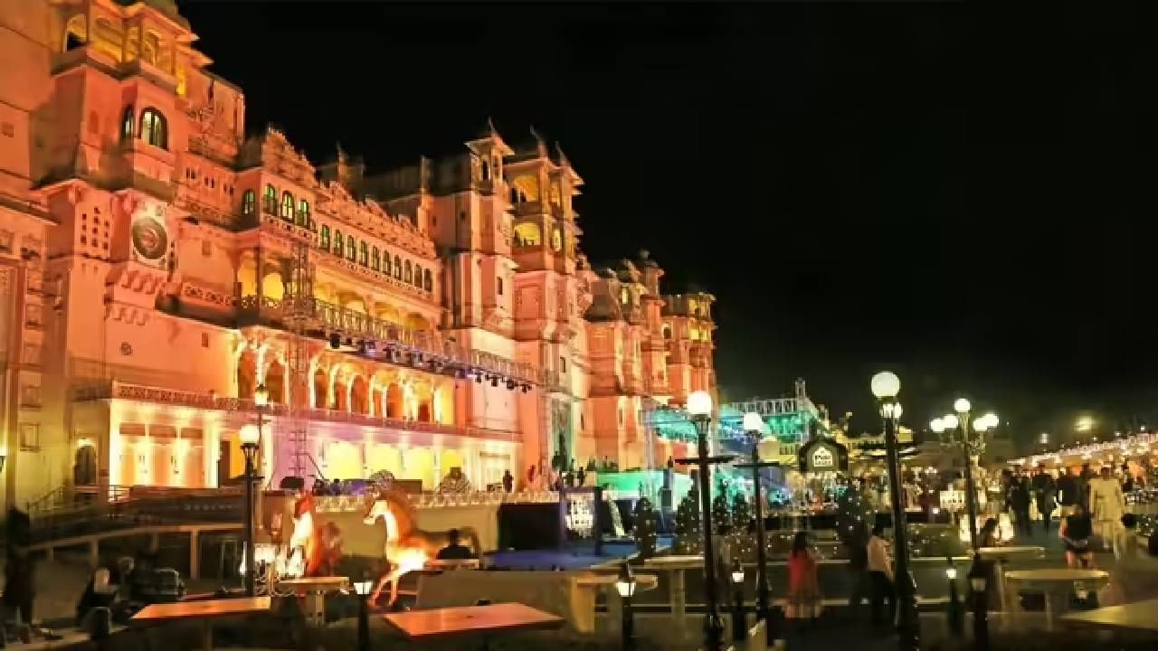 या लग्नासाठी अमेरिकेचे राष्ट्राध्यक्ष डोनाल्ड ट्रम्प यांचे पुत्र डोनाल्ड ट्रम्प ज्युनियर हे 21 नोव्हेंबरला कुटुंबासह उदयपुरात दाखल होण्याची शक्यता आहे आणि ते चार दिवस थांबणार आहेत. सोहळ्यात संगीत क्षेत्रातील प्रसिद्ध नाव जेनिफर लोपेझ आणि दक्षिण आफ्रिकेतील डीजे-प्रोड्यूसर ब्लॅक कॉफी हेही आपले कार्यक्रम सादर करणार आहेत. सूत्रांच्या मते, 600 पाहुण्यांमध्ये हृतिक रोशन, शाहिद कपूर आणि रणबीर कपूरसह अनेक बॉलिवूड सेलिब्रिटींचाही समावेश आहे.