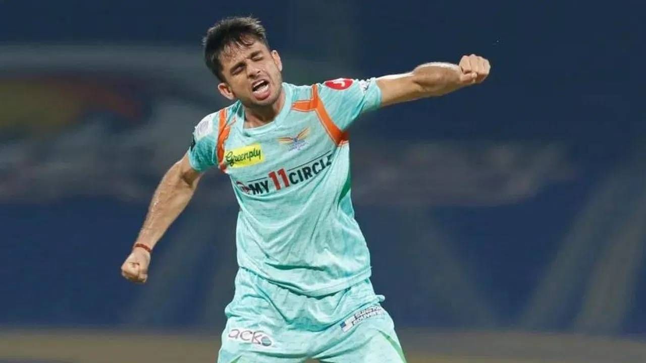लखनौ सुपर जायंट्सने देखील फासे टाकले आहेत. 11 कोटी रूपये मोजलेल्या रवि बिश्नोईला रिलीज केलं आहे. त्यामुळे मिनी लिलावात त्याच्यावरही बोली लागेल. लखनौ सुपर जायंट्सच्या पर्समध्ये आता 22.95 कोटी रुपये आहेत. (Photo- IPL/BCCI) 