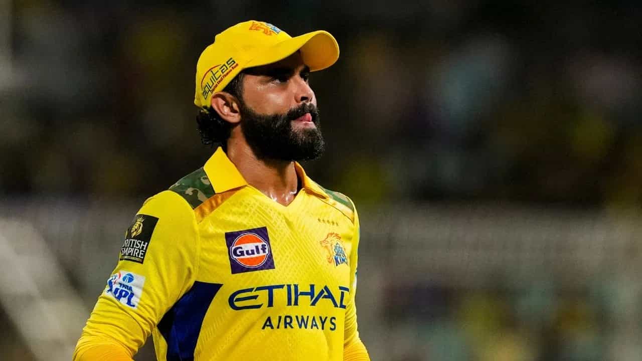 आयपीएलच्या 19 व्या मोसमाआधी होणाऱ्या रिटेन्शनच्या पार्श्वभूमीवर चेन्नई सुपर किंग्सचा स्टार आणि अनुभवी ऑलराउंडर रवींद्र जडेजा गेल्या काही आठवड्यांपासून सातत्याने चर्चेत आहे. राजस्थान रॉयल्स जडेजासाठी इच्छूक आहे. सीएसके रवींद्र जडेजा याच्या बदल्यात संजू सॅमसन याला आपल्या गोटात घेणार असल्याचा दावा मीडिया रिपोर्ट्समध्ये करण्यात आला आहे. (Photo Credit: PTI)