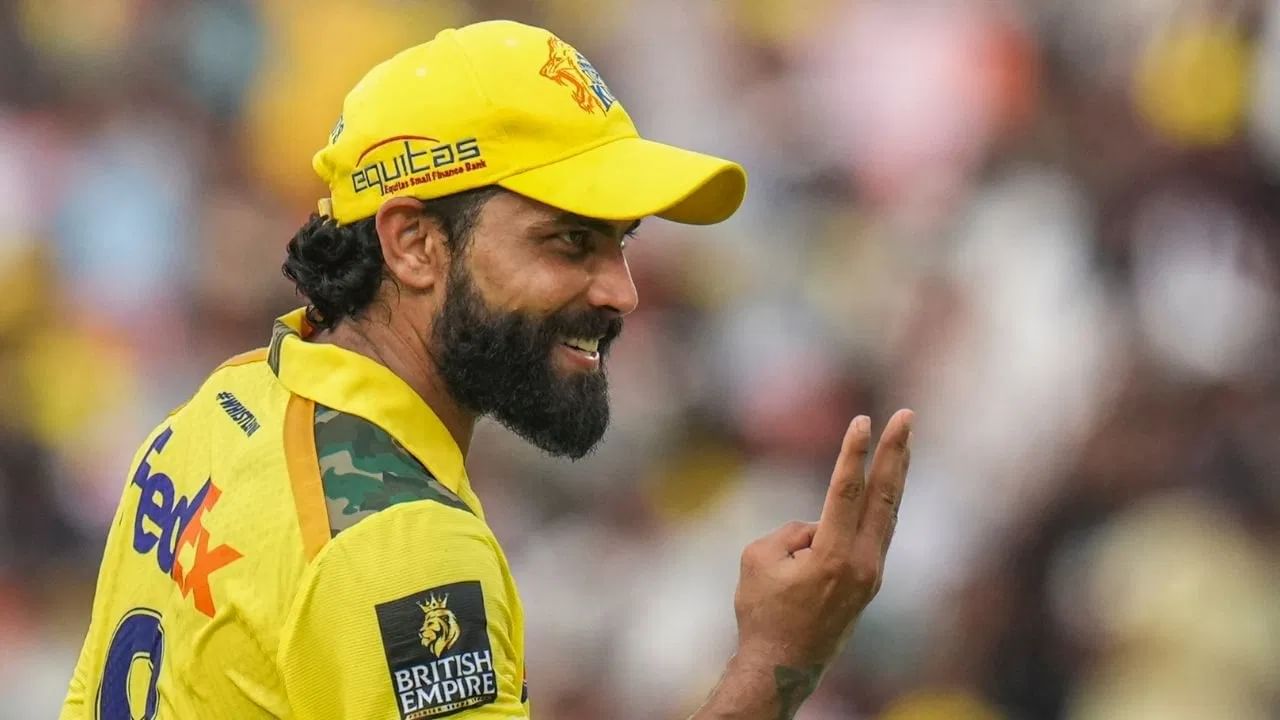 सीएसकेने जडेजाला 2012 साली आपल्या संघात संधी दिली होती. फ्रँचायजीने जडेजासाठी तेव्हा 9.2 कोटी रुपये मोजले होते. त्यानंतर जडेजाच्या किंमतीत सातत्याने घसघशीत वाढ होत राहिली. जडेजाला 2014 साली 5.5 कोटी, 2018 साली 7 कोटी, 2022 मध्ये 16 तर 2025 साली 18 कोटी रुपये मिळाले. (Photo Credit: PTI)