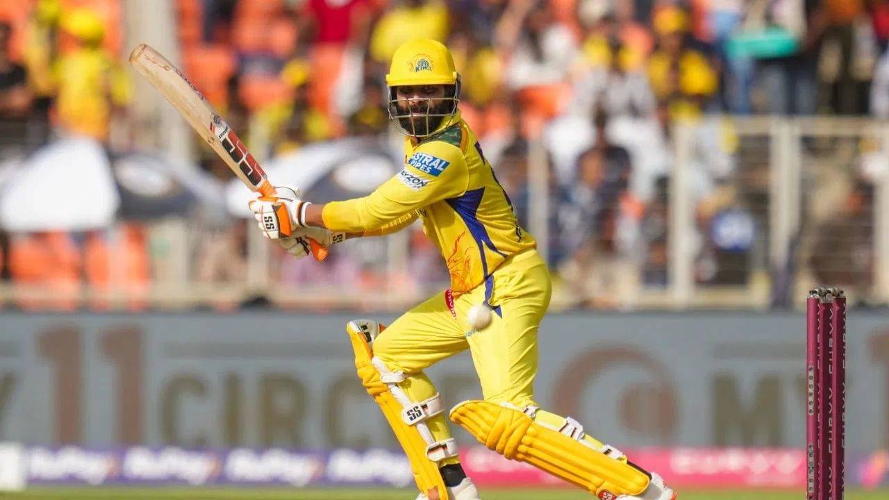 रवींद्र जडेजा आयपीएल स्पर्धेतील अनुभवी खेळाडूंपैकी एक आहे. तसेच जडेजा अनेक वर्षांपासून चेन्नईचं प्रतिनिधित्व करत आहे. जडेजा 2012 पासून सीएसकेसाठी खेळतोय. तसेच जडेजा सीएसकेवर बंदी असताना  कोचीकडून खेळला होता.  (Photo Credit : PTI)