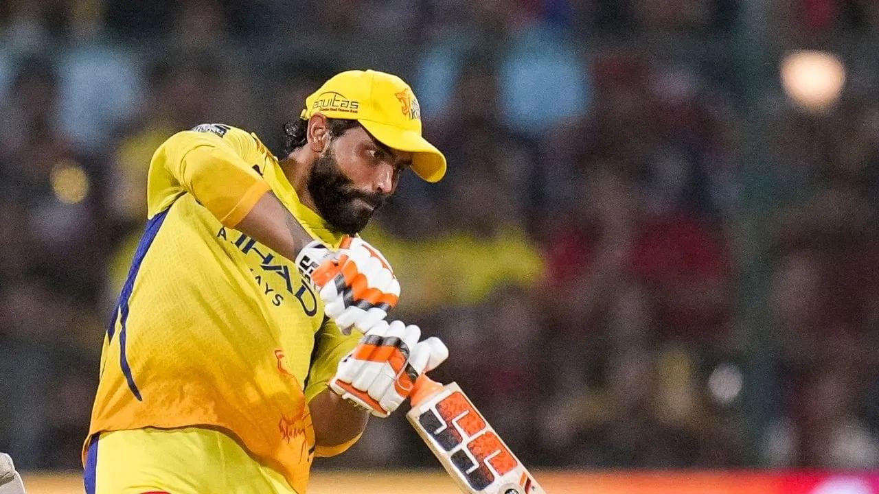 जडेजाने चेन्नईला या 12 वर्षांत 3 आयपीएल ट्रॉफी मिळवून देण्यात निर्णायक भूमिका बजावली आहे. जडेजाने बॅटिंग, बॉलिंग आणि फिल्डिंग या तिन्ही आघाड्यांवर उल्लेखनीय कामगिरी केली आहे. तसेच जडेजाने या 12 वर्षात रग्गड कमाई केली आहे. (Photo Credit: PTI)